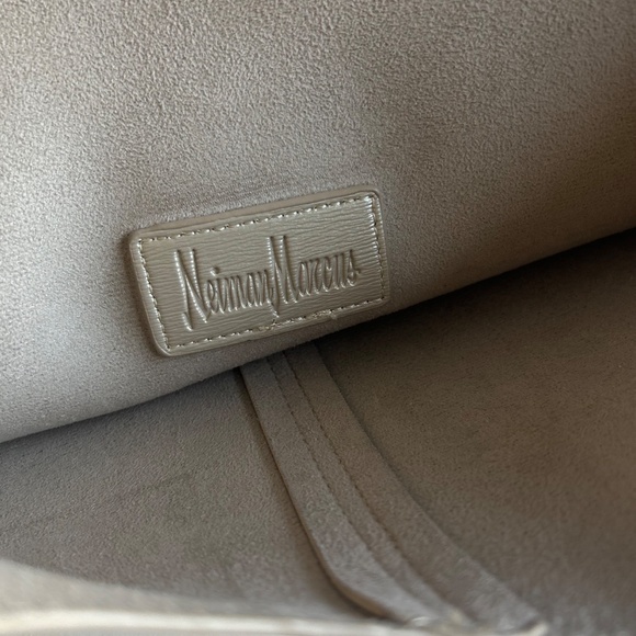 Neiman Marcus Beige Perle Leather Large Shoulder Bag - Picture 16 of 16